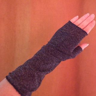 Sew between the fingers. Sew Fingerless Gloves, Diy Fingerless Gloves, Diy Gloves, Fashion Upcycling, Glove Pattern, Upcycle Clothes Diy, Recycled Sweaters, Crochet Fingerless Gloves, Fabric Diy