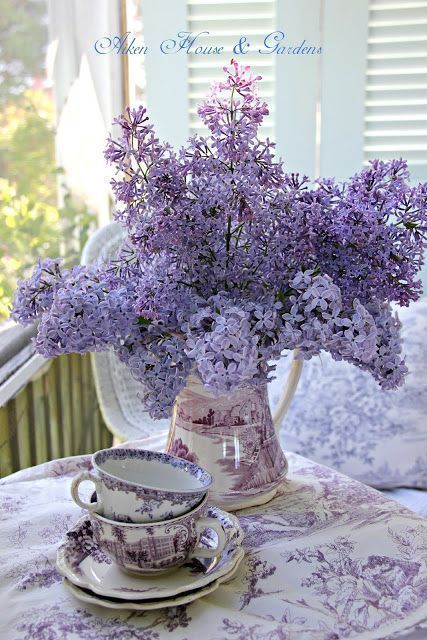 Lilac Cottage, Lavender Cottage, Flowers In A Vase, Lovely Lavender, Purple Love, Deco Floral, All Things Purple, Purple Aesthetic, Floral Vintage