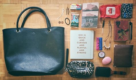 17 Things to Keep in Your Purse. As if you weren't already carrying around your entire life. Purse Hacks, Purse Necessities, Mom Purses, Purse Aesthetic, Types Of Handbags, What's In My Purse, Work Purse, Purse Essentials, Handbag Essentials