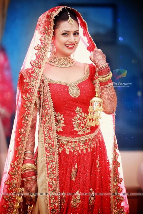 Laal Dupatta! Divyanka Tripathi looks pretty in red at her Wedding ceremony! Divyanka Tripathi Wedding, Designer Lehanga, Pose Pengantin, शादी की तस्वीरें, Dress Saree, Indian Wedding Poses, Indian Wedding Bride, Divyanka Tripathi, Bridal Chura