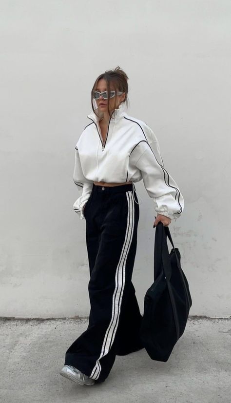 Adidas Track Pants Outfit, Adidas Pants Outfit, Sporty Chic Outfits, Looks Adidas, Casual Sporty Outfits, Track Pants Outfit, Grenoble France, Sports Chic Outfit, Adidas Outfit Women