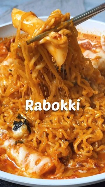 Sha on Instagram: "RABOKKI | ramen + tteokbokki = the best way to carb load 😍 - 1 pack instant ramen - 1 cup tteokbokki - 2-3 cups water - 2 tbsps kimchi - 1 clove garlic sauce: - 1 tbsp gochujang - 1 tbsp chilli flakes - 1 tbsp light soy sauce - 1 tsp sugar - 1 pack ramen seasoning - 2-3 tbsps water topped with: - nori + sesame seeds 1. combine sauce ingredients in a bowl and set aside. 2. in a pan, add oil and stir fry kimchi and garlic. 3. once kimchi liquid dries up, pour in water and Ramen And Tteokbokki, Rabokki Recipe, Tteokbokki Ramen, Ramen Tteokbokki, Stir Fry Kimchi, Cheese Ramen, Ramen Seasoning, Instant Ramen, Korean Street Food