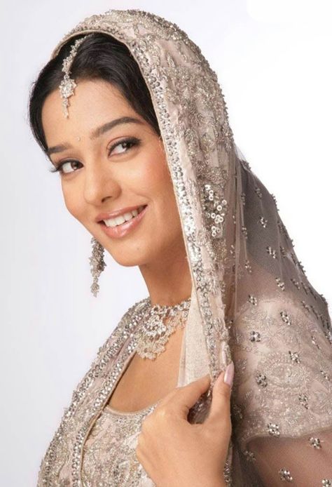 Amrita Rao in Bridal Wear https://blogonbabes.wordpress.com/2016/01/15/amrita-rao-in-bridal-wear/ #AmritaRao #BridalWear Amrita Rao Aesthetic, 90s Indian Actresses, Traditional Dressing, 90s Bollywood Fashion, Amrita Rao, Bollywood Aesthetic, 90s Actresses, Vintage Saree, White Bridal Dresses