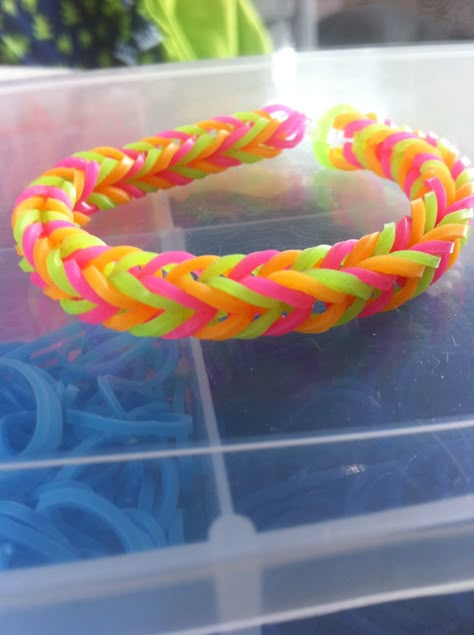 Rainbow loom glow in the dark fishtail bracelet (sydthekid912) Rainbow Loom Fishtail Colors, Rainbow Loom Color Combos, Loom Band Color Ideas, Loom Bracelet Color Ideas, Loom Band Color Combinations, Preppy Rainbow Loom Bracelets Ideas, Preppy Rubber Band Bracelets, Loom Bands Color Ideas, Fishtail Loom Bracelet Ideas