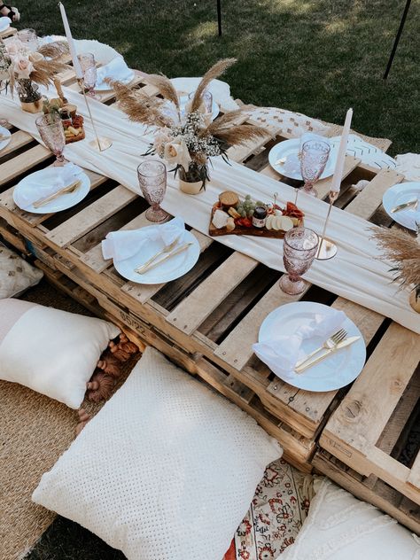 Pallet Table Outdoor Party, Wooden Pallet Picnic, Pallet Picnic Party, Picnic Aesthetic With Pallets, Pallet Picnic Party For Kids, Diy Boho Pallet Picnic Table, Bridal Shower Picnic, Beach Picnic Party, Picnic Party Decorations