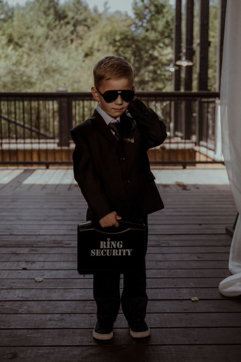 Security Guard Ring Bearer, Ring Bearer Ideas Boys, Ring Boys Wedding Outfits, Ring Bearer Aesthetic, Ring Boy Wedding, Freeze Photography, Ring Bearer Dress, Ring Security Ring Bearer, Ring Bearer Security