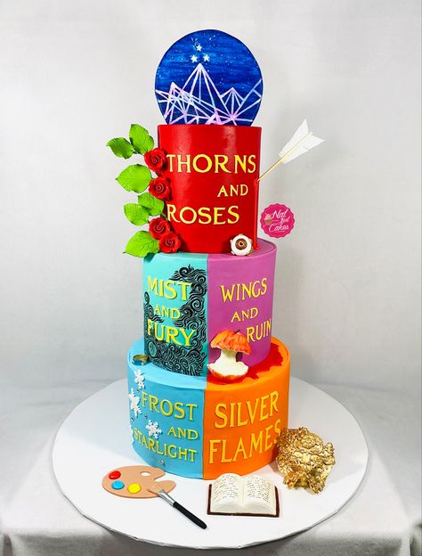 Feyre’s arrow, Jurian’s eye ring, Feyre’s Illyrian tattoo, Rhysand’s ring from the weaver’s cottage, the apple the Hybern royals poisoned, Feyre’s paint, the Dread trove mask and one of Nesta’s books Acotar Birthday Cake, Acotar Cake Ideas, Acotar Recipes, Acotar Snacks, Book Themed Cakes, Book Lover Cake, Books Cake, Bookish Cake, Acotar Food Ideas