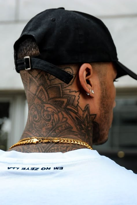 Mandala Tattoo Mann, Back Of Neck Tattoo Men, Full Neck Tattoos, Tattoo Homme, Black Men Tattoos, Tattoo Ideas Males, Best Neck Tattoos, Small Neck Tattoos, Back Of Neck Tattoo