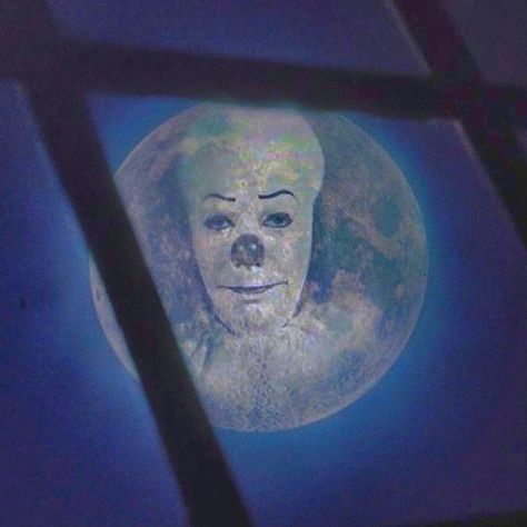 pennywise man in the moon it movie 1990 aesthetic indie icon Pennywise 1990 Tim Curry, It 1990 Aesthetic, Classic Pennywise, Pennywise Aesthetic, Slasher Killers, 1990 Pennywise, 1990 Aesthetic, Pennywise 1990, Horror Vibes