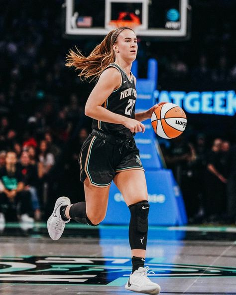 (1) Bookmarks / Twitter Sabrina Ionescu, New York Liberty, Basketball Photos, Basketball Plays, American Games, Sports Personality, Basketball Is Life, Ankle Injury, American Football Players