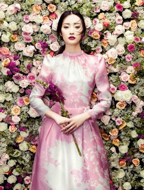 An Inspiring Look at the Life and Work of Photographer Zhang Jingna Vogue Campaign, Photo Booth Alternative, Zhang Jingna, Floral Portrait, Floral Fashion, Carrie Bradshaw, 인물 사진, Harpers Bazaar, Spring Summer 2015