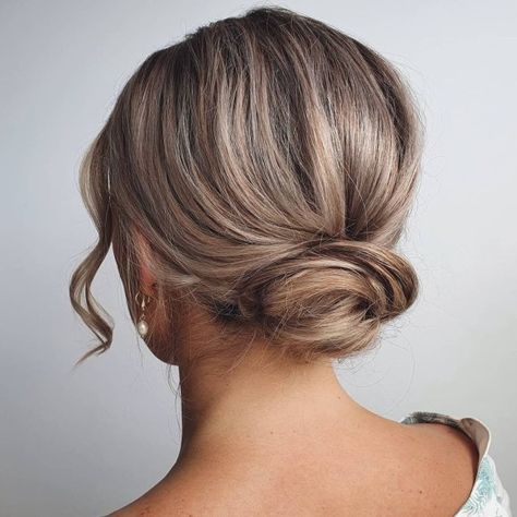 Easy Formal Bun for Short Hair Formal Bun, Neck Length Hair, Updos For Short Hair, Short Hair Up, Mother Of The Bride Hair, Short Hair Bun, Hair Adviser, Chin Length Hair, Easy Hair Updos