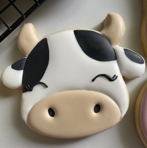 Cow Face Cookies, Cow Themed Cookies, Cow Cookie Cake, Cow Baby Shower Cookies, Cow Cookies Decorated, Cow Sugar Cookies, Cookie Trailer, Cow Shaped Cookies, Cow Cookies