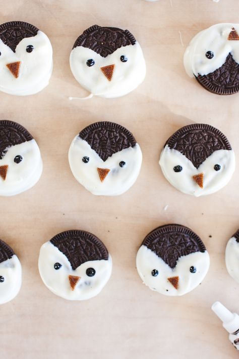 Penguin Theme Party Food, Penguin Oreo Cookies, Penguin Snacks For Preschool, Penguin Themed Food, Penguin Snacks For Kids, Penguin Food Ideas, Penguin Party Food, Penguin Oreos, Penguin Desserts