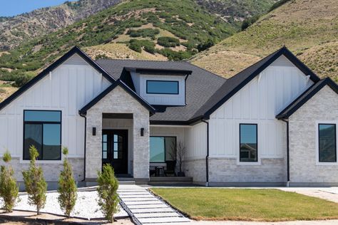 California Ranch Style Homes Exterior, French Modern Exterior, White Siding Exterior, California Ranch Style Homes, Austin White, White Siding, House Makeovers, Dream Life House, Farm House Colors