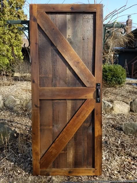 Pallet Wood Door, Pallet Doors Ideas, Wood Door Ideas, Wood Entrance Door, Rustic Wood Door, Pallet Door, Exterior Barn Doors, Rustic Wood Doors, Farm Door