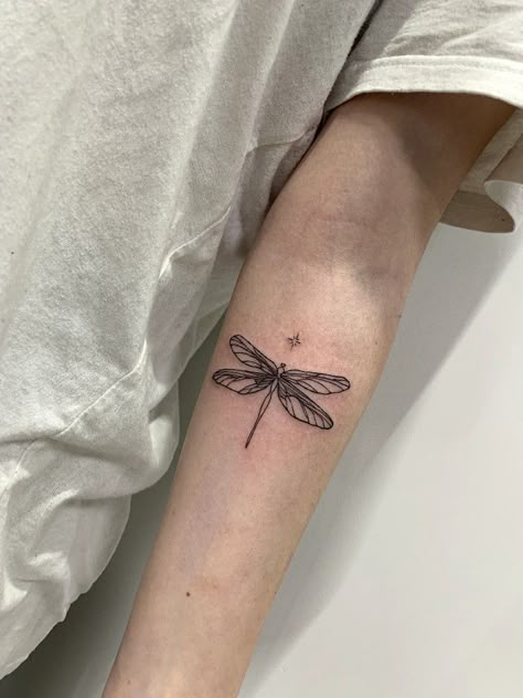 Dragonfly Tattoo Ideas, Cottagecore Tattoo, Small Dragonfly Tattoo, Dragonfly Tattoo Design, Petit Tattoo, Bug Tattoo, Dragonfly Tattoo, Cute Tattoos For Women, Dainty Tattoos