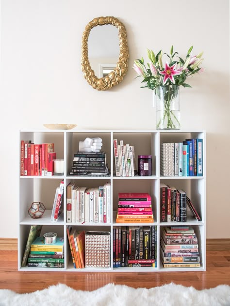 Cube Ikea, Style A Bookshelf, Cube Bookshelf, Bookshelf Inspiration, Bookshelf Ideas, Bookshelf Organization, Cube Bookcase, Home Library Design, Sports Books