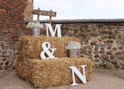 Hay Bails For Wedding Seating, Straw Bales Wedding, Hay Bail Wedding, Hay Bale Seating Wedding, Hay Bale Wedding Decorations, Hunting Wedding Theme, Hay Bale Wedding, Hay Wedding, Farm Wedding Decorations