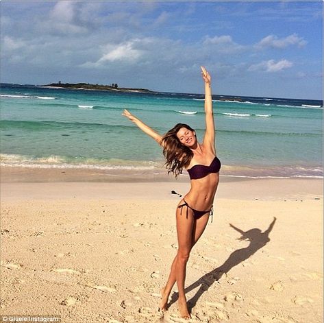 Wonderful view: And the scenery looked good too in the image Gisele posted on Instagram on Sunday Foto Top, Toni Garrn, Fitness Photoshoot, Gisele Bündchen, Gisele Bundchen, Beach Poses, Beach Photoshoot, Cara Delevingne, How To Pose