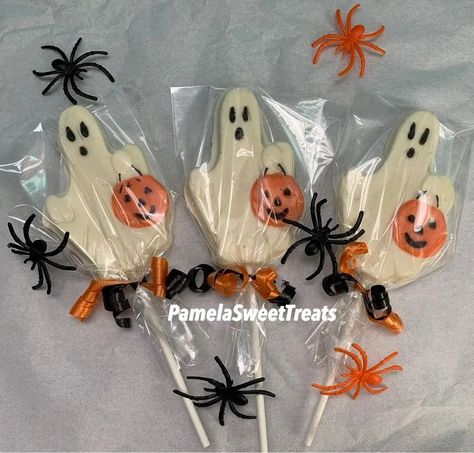 Halloween Ghost Chocolate Lollipops Halloween Chocolate Lollipops, Marshmallow Pops Halloween, Party Appetizers Desserts, Ghost Chocolate, Halloween Gifts Ideas, Candy Gift Ideas, Printable Halloween Tags, Halloween Treat Tags, Chocolate Halloween