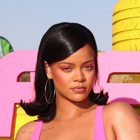 Rihanna Barbie, Neon Pink Makeup, Rihanna Pink, Spring Makeup Trends, Rihanna Makeup, Pink Eyeliner, Pink Mascara, Creamy Eyeshadow, Barbie Vibes