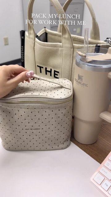 Lunch Packing Aesthetic, Y2k Lunch Bag, Lunch Box With Bag, Lunch Box Cute Aesthetic, Aesthetic Lunch Bag For School, School Lunch Bag Aesthetic, Beige Lunch Bag, Pack Lunch Aesthetic, Cute Lunch Bags Aesthetic