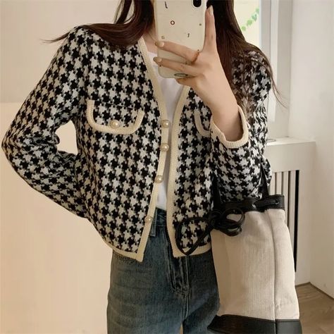 Korean Style Outer Korean Style, Plaid Jacket Outfit, Church Shirt, Elegant Jacket, Casual College Outfits, Broken White, Cardigan Crop, Brown Style, Elegant Pattern