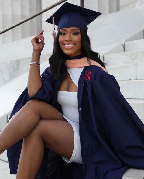 Graduation Pictures Outfits, Graduation Pose, Grad Picture Ideas, Graduation Pic Ideas, Nursing Graduation Pictures, College Graduation Photoshoot, College Graduation Pictures Poses, Graduation Look, Grad Photography