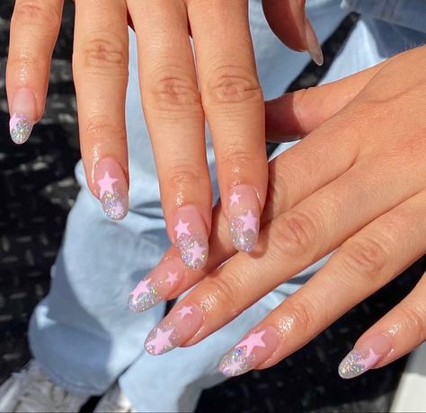 #nails #nailinspo #nailinspiration #pinknails #purplenails #fakenails #gelnails #acrylicnails #gelextentions #nailart #nailtrends #trendynails #manicures #glitternails #starnails #glitterombrenails Holographic Nails With Design, Star Manicure, Glitter Star Nails, Stars Nail Art, Star Nails Acrylic, Gradation Nails, Kutek Disney, Unghie Sfumate, Star Nail Art