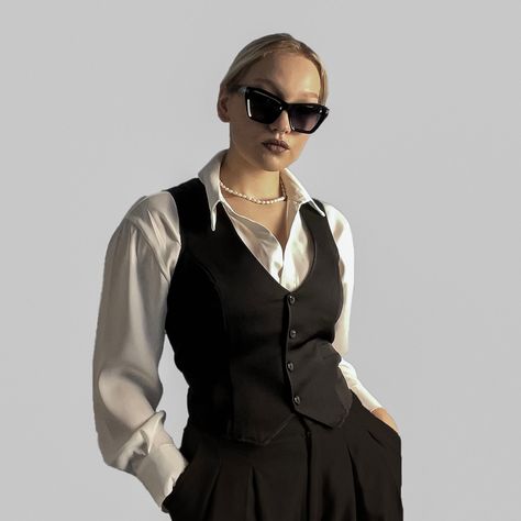 Muscular Woman Outfit Ideas, Vest Outfit 2023, Black Waistcoat Outfit, Woman Outfit Ideas, Waistcoat Outfit, Muscular Woman, Black Waistcoat, Outfit 2023, Vest Outfit