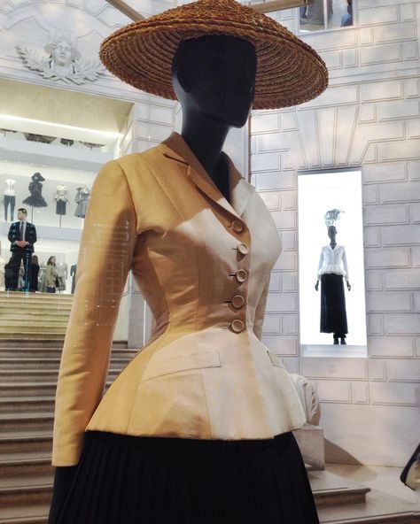 14 Likes, 4 Comments - Kara L (@eustaciasgarden) on Instagram: “Dior’s New Look. Pure beauty and style. . . . #dior #diorfashion #vintage #vintageclothing…” Couture Dior, Dior New Look, Christian Dior Designer, Christian Dior Haute Couture, Dior Designer, Dior Haute Couture, French Fashion Designers, Retro Mode, Dior Couture