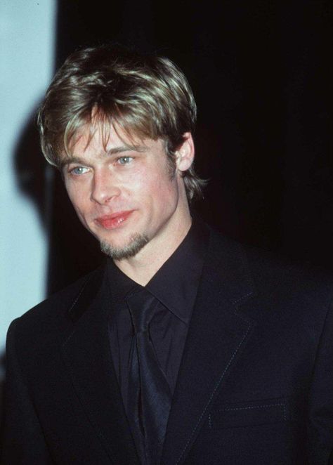 Brad Pitt Middle Part, Brad Pitt Blonde, Brad Pitt 2000s, 90s Brad Pitt, Brad Pitt Seven, Brad Pitt Now, Popular 90s Hairstyles, Brad Pitt 90s, Brad Pitt Long Hair