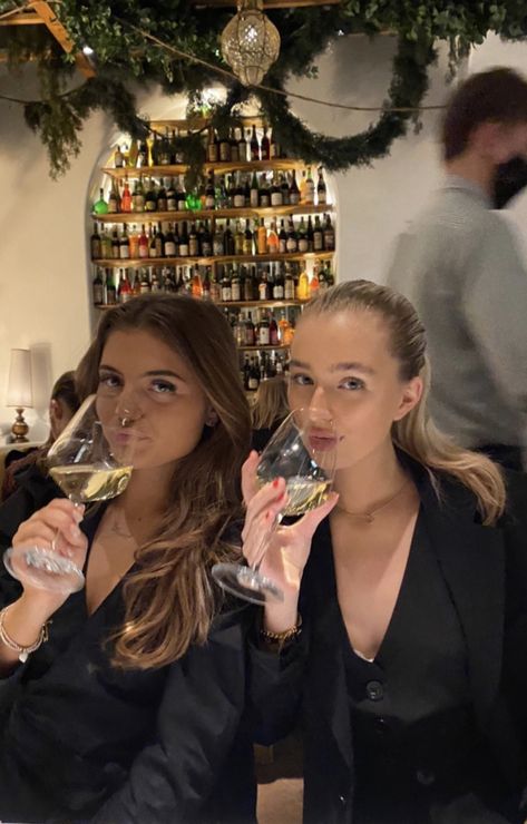 Grace Shadrack, Grace Foley, Friends In Paris, Wine Friends, Barcelona Aesthetic, Bff Poses, Friends Instagram, Paris Aesthetic, Paris London