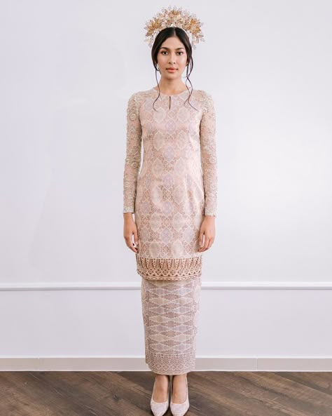 Baju nikah songket warna nude Songket Dress Modern, Songket Dress, Baju Kurung Moden Style, Malay Wedding Dress, Baju Kahwin, Nikah Outfit, Kebaya Modern Dress, Muslimah Wedding Dress, Nikah Dress