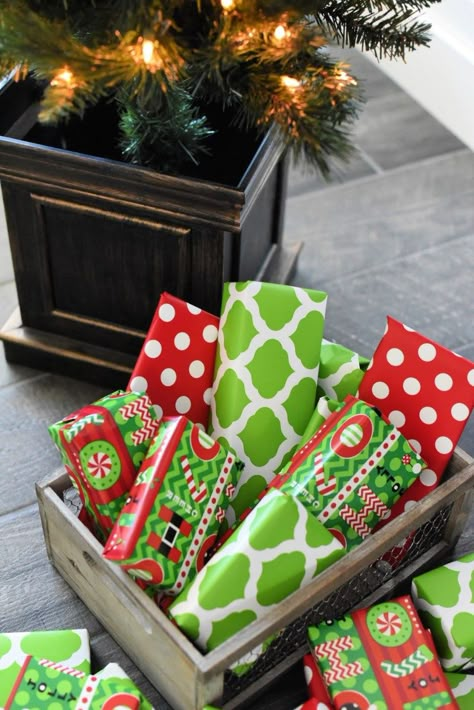 Christmas Eve Games, Christmas Party Ideas For Teens, Christmas Gift Exchange Games, Christmas Gift Games, Christmas Party Activities, Xmas Games, Gift Exchange Games, Adult Christmas Party, Fun Christmas Party Games