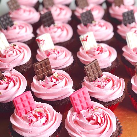 Kids Valentines Cupcakes, Valentines Cupcakes Aesthetic, Valentine Themed Cupcakes, Cupcakes Decoration Valentines Day, Gourmet Valentines Desserts, Valentine Mini Cakes, Valentine Cupcakes Ideas, Mother’s Day Cupcakes, Valentines Day Dessert Box Ideas