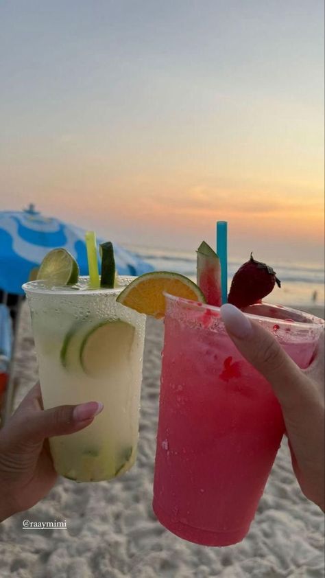 Summer Cocktails Aesthetic, Beach Drinks Aesthetic, Cocktail Foto, Summer Drinks Aesthetic, Vacation Cocktails, Drinks On The Beach, Beach Drink, Pretty Alcoholic Drinks, Flipagram Instagram