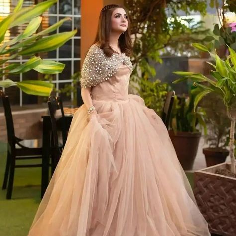 Beautiful Frocks Design Pakistani, Hairstyle With Maxi Pakistani, Barat Look For Sister, Fancy Frocks Pakistani Wedding Dresses, Fancy Maxi Designs Pakistani, Hairstyles With Maxi, Maxi Hairstyles, Frock Hairstyle, Pakistani Maxi Design