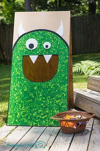 Make a monster bean bag toss game for your yard (or a birthday party). Party Games Kids, Monster First Birthday, Fun Halloween Games, Diy Monsters, Casa Halloween, Monster Birthday Parties, Monster Theme, Games Kids, Bean Bag Toss