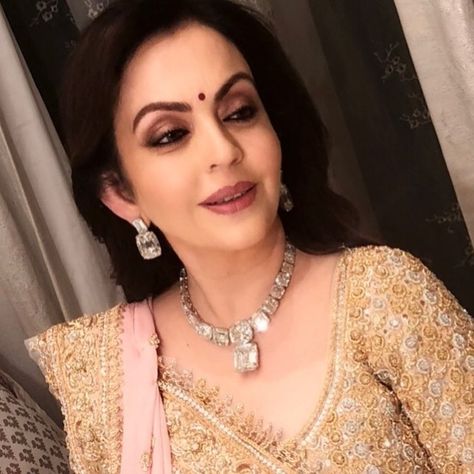 Uncut Diamond Necklace, Diamond Necklace Simple, Nita Ambani, Tied Knot, Bridal Diamond Necklace, Kundan Jewellery Set, Antique Necklaces Design, Antique Gold Jewelry Indian, Jewel Wedding