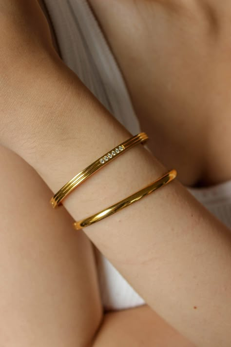 PRODUCT DESCRIPTION The trend of stacking jewellery isn't just having a moment, it is the moment. Confused about the stacking jewellery trend? Let us do the hard work for you. Your weekend arm candy is all sorted with our Vibes Bangles Stack Set. This sleek set of 2 is all you need for casual days to dressy nights out.They're each incredibly chic and absolutely perfect for any occasion coming up. Get a completed set for an extra 20% off the original price (to be applied automatically), in conjun.#jewelrylover #handcraftedjewelry #jewelryinspiration #jewelrydesign #jewelryobsessed #jewelryoftheday #jewelrygoals #jewelryfashion #jewelrytrends Gold Simple Bangles, Plain Bangles Gold, Simple Gold Bangle, Plain Gold Bangles, خواتم خطوبة, Minimalist Bangle, Bangle Design, Gold Bracelet Simple, Gold Inspiration