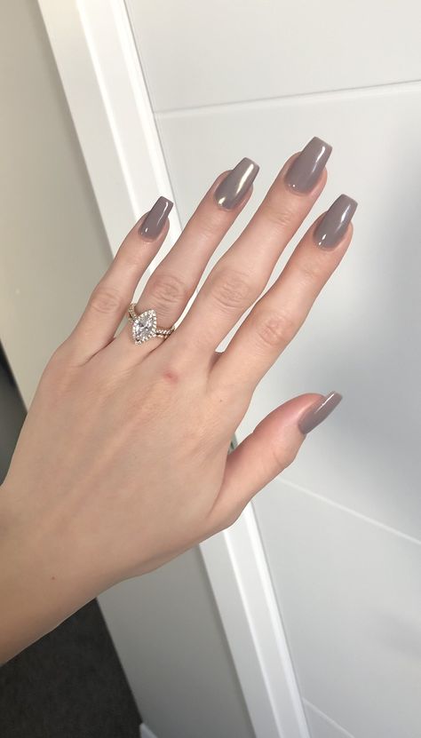 By swagsiez Grey beige nails Grey Beige Nails, Slate Grey Nails, Grey Prom Nails, Grey Brown Nails, Grey Nail Ideas Acrylic, Greige Nails, Gray Nail Ideas Acrylic, Grey Chrome Nails, Eid Nails