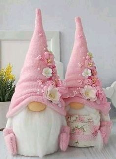 Gnomos de natal com molde e passo a passo Pink Gnomes, Crochet, Hats, Flowers, Christmas, Pink, White