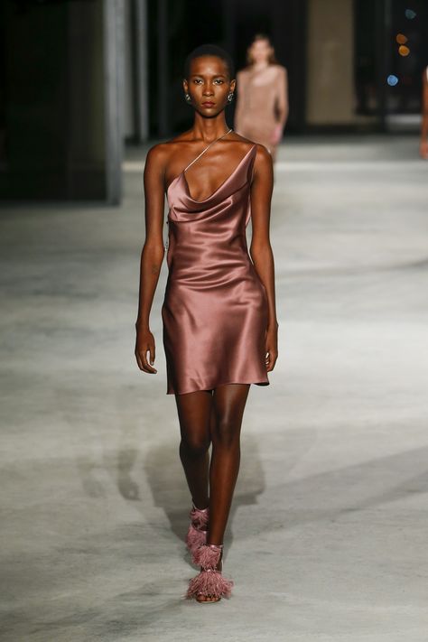 CUSHNIE ET OCHS FALL/WINTER 2018 COLLECTION FW18 RUNWAY FOOTWEAR SHOES HANDBAGS LUXURY GOODS VOGUE NYFW NYC NEW YORK FASHION WEEK TRESEMME DIZON KATE YOUNG JUSTINE MARJAN JAMES KALIARDOS JULIE KANDELIC MONICA SORDO JONATHON BECK KARLA OTTO STUDIO GUEREUX AM CASTING ALUNA GEORGE Diy Vetement, Et Ochs, Cushnie Et Ochs, Girls Formal Dresses, Foto Poses, Evening Gowns Formal, Marchesa, Fall Fashion Trends, Fashion Show Collection