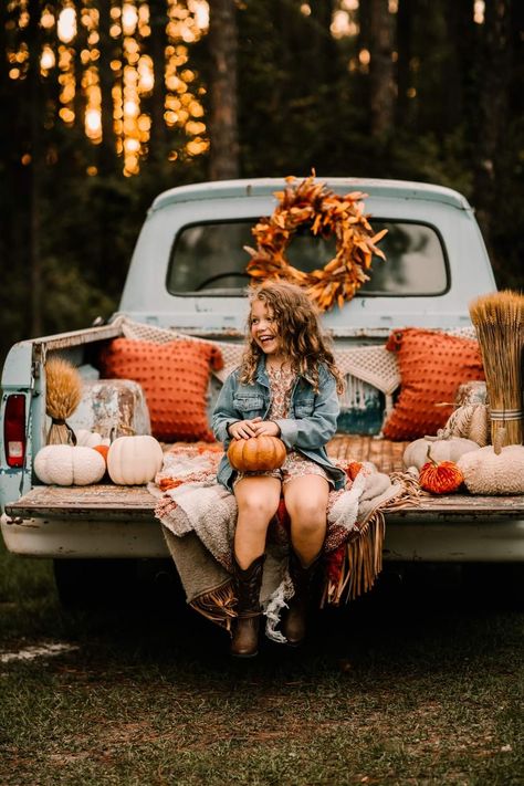 Fall Pumpkin Setup, Fall Family Photos Unique, Back Of Truck Fall Photoshoot, Pumpkin Wall Photoshoot, Fall Old Truck Photos, Fall Family Photo Backdrops, Photo Set Up Ideas Outdoor, Fall Family Photos Truck, Fall Photo Booth Idea