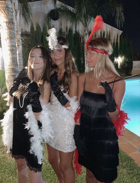 Flapper Girls Halloween Costume, Flapper Halloween Costumes College, Flapper Inspired Outfit, Great Gaspy Theme Outfit, Flappers Costumes, 20s Costume Ideas, Fantasia Halloween Trio, Halloween Costumes Trio Girls, Hot Trio Halloween Costumes