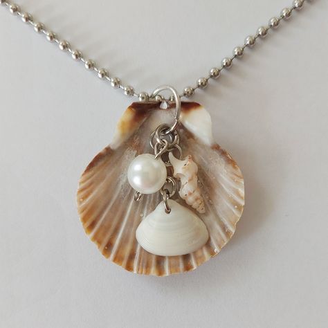 Sea Shell Necklace with a pearl Seashell Creations, Sea Shell Necklace, Seashell Necklace, Diy Crafts To Do, Shell Necklace, Shell Necklaces, Sea Shell, Crafts To Do, Sea Shells