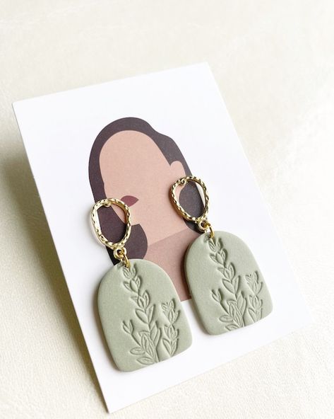 Sage Earrings, Palmer Clay, Clay Earrings Flower, Earring Art, Sage Green Flowers, Earrings 2022, Engagement Dinner, Diy Earrings Polymer Clay, Handmade Clay Jewelry