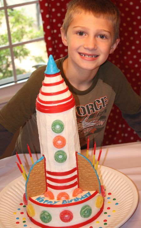 tutorial: how to make a rocket cake out of donuts Boy Scout Cake, Rocket Ship Cakes, Cub Scout Cake, Rocket Birthday, Rocket Cake, Birthday Blast, Rocket Party, Space Birthday Party, 7 Layer